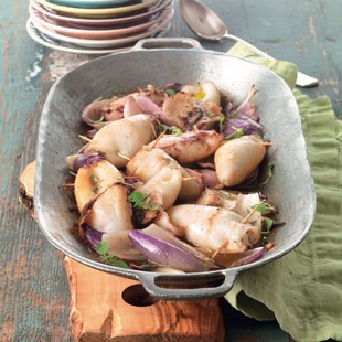 Stuffed squid and onions (Teglia di calamari ripieni e cipolle)