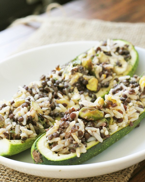 Stuffed zucchini with pistachio and dill