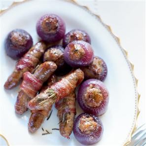 Stuffing-filled roasted red onions