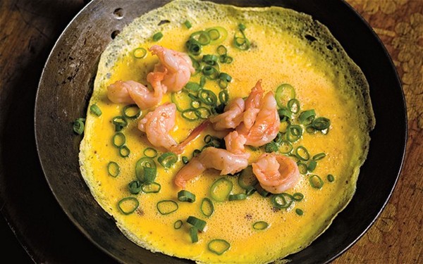Sugar-cured prawn omelette with smoked chilli sambal