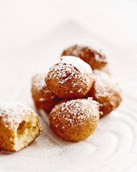 Sugar-dusted vanilla ricotta fritters