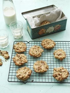 Sugar-free pear, pecan and spelt cookies