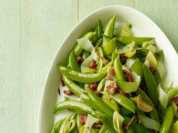 Sugar snap peas with leeks and pancetta