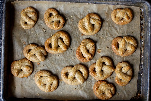 Sugared pretzel cookies
