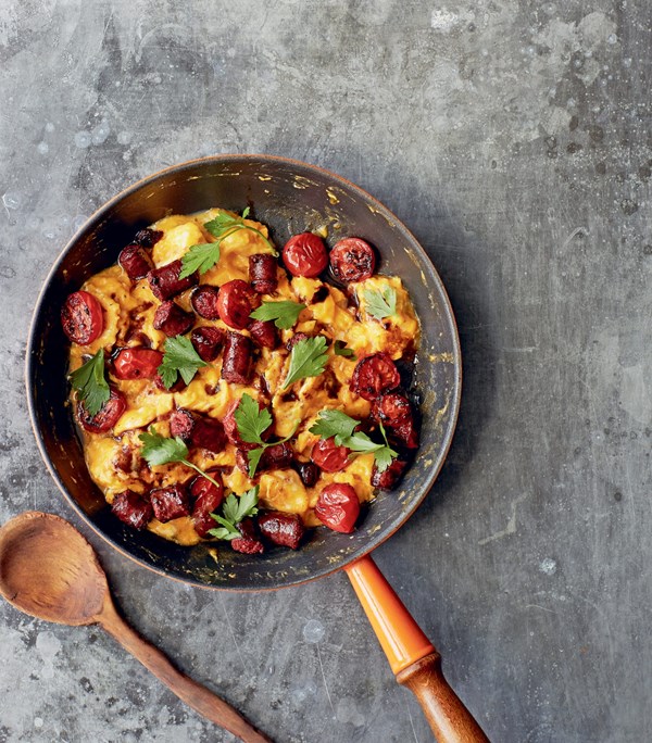 Sujuk scrambled eggs (Beyd bil sujuk)
