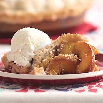 Summer peach pie with vanilla and cardamom