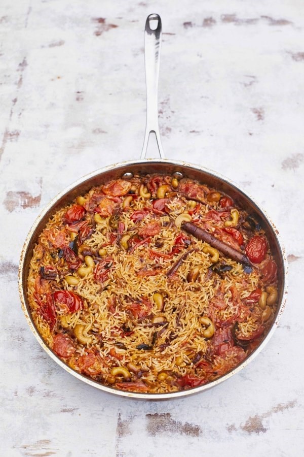 Summer pilau with tomato, coconut and cashews