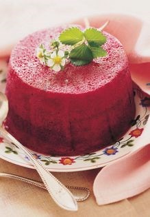 Summer pudding of four red fruits