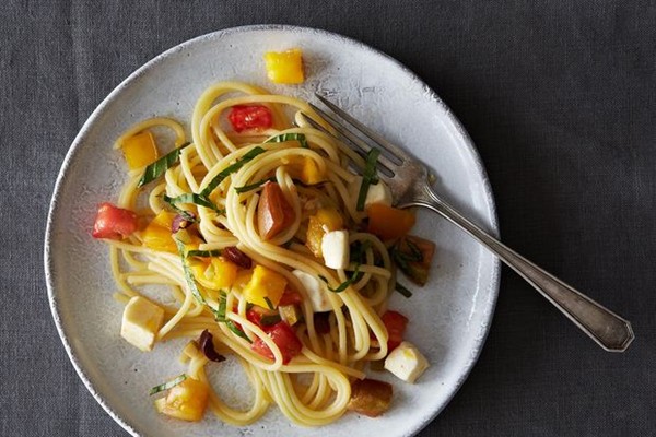 Summer raw pasta sauce with spaghetti