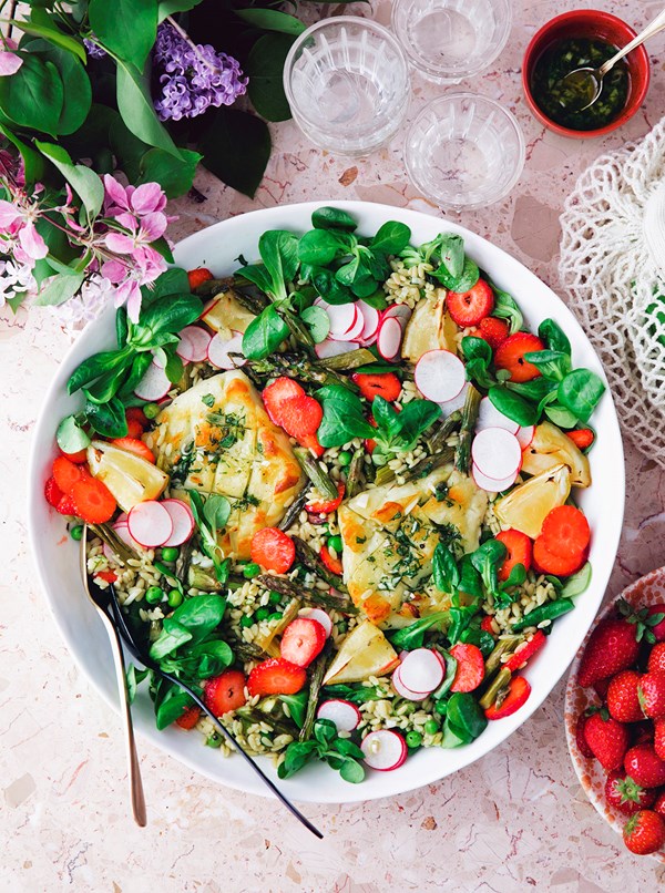 Summer rice salad with halloumi & strawberries