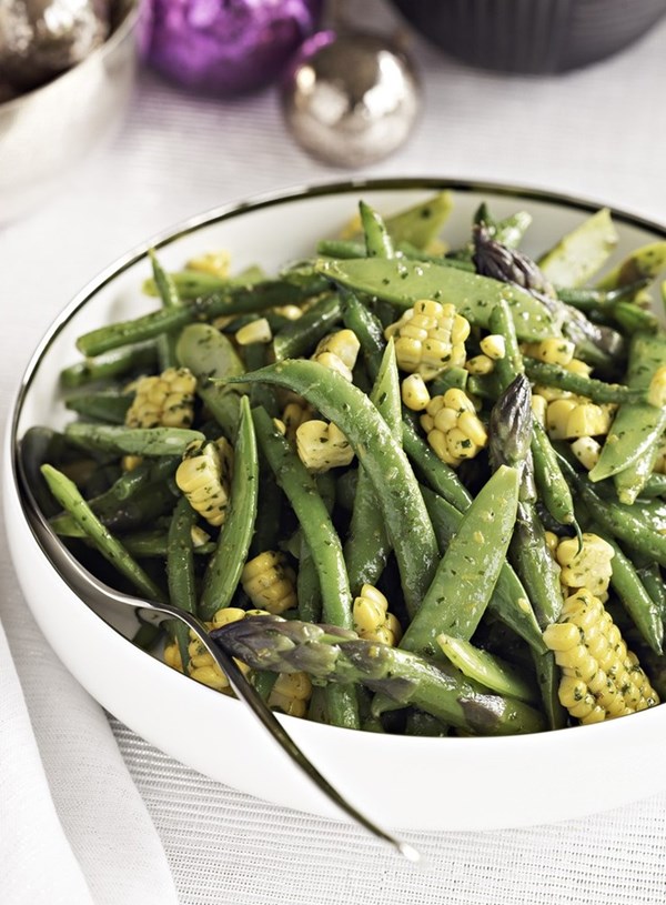 Summer salad with lemon dressing