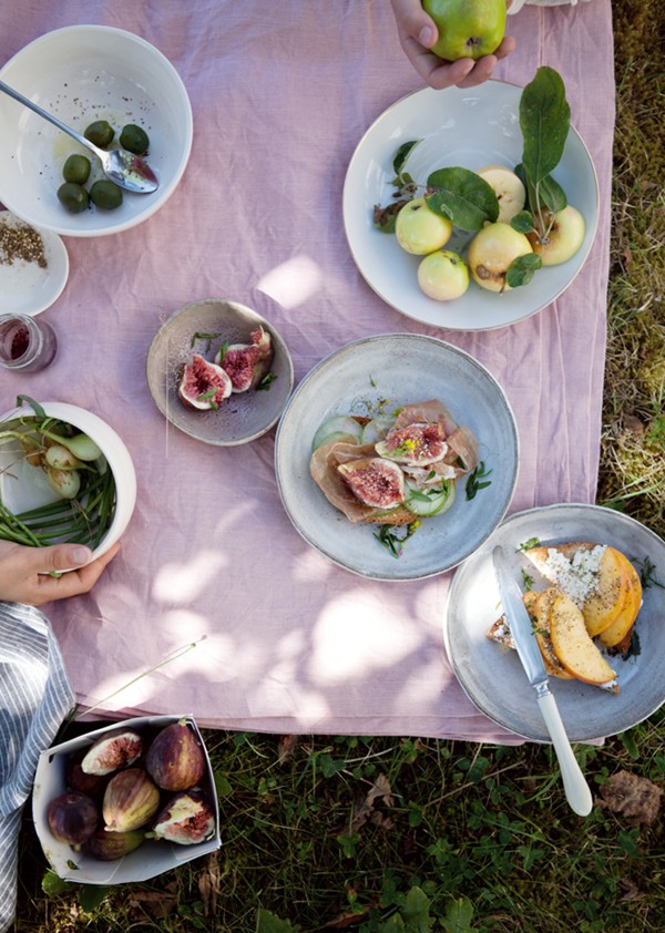 Summer tartines – ricotta, prosciutto and something sweet 