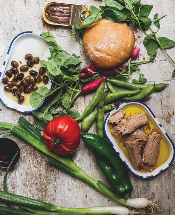 Summer vegetable sandwich with tuna (Pan bagnat)