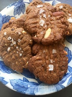 Super delicious almond cookies chez Huang (Huángjiā chāoxiāng xìngrén sū / 黃家超香杏仁酥)