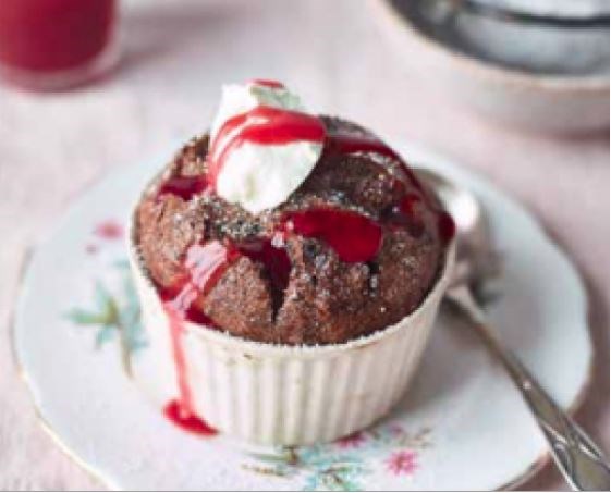 Super-easy chocolate soufflés with raspberry sauce (Soufflé al cioccolato con coulis di lamponi)