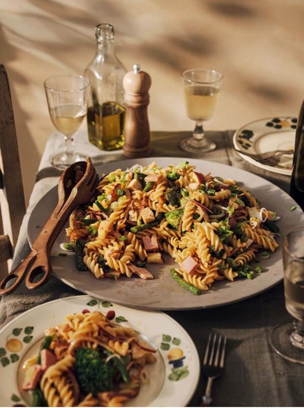 Super-easy pasta salad with chicken, ham & red pesto (Insalata semplice di pasta con pollo, prosciutto e pesto rosso)