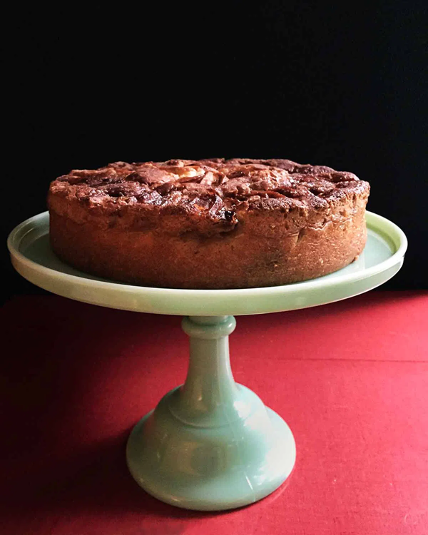 Super-moist apple cake