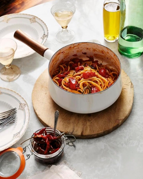 Super-simple spicy tomato pasta