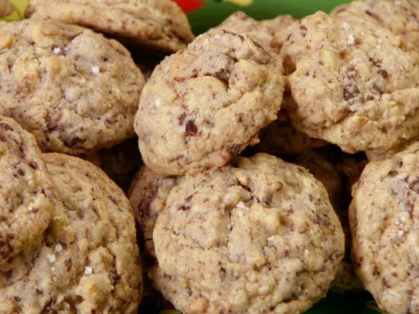 Super yummy chocolate chunk oatmeal cookies
