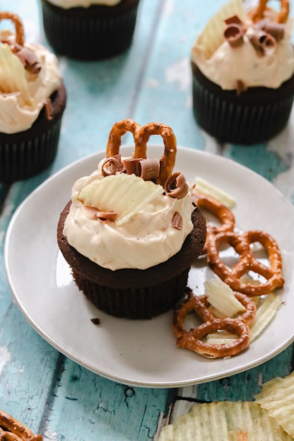 Superbowl cupcakes [peanut butter frosting]