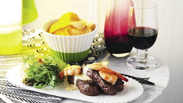 Surf and turf with potato chips and Bearnaise sauce