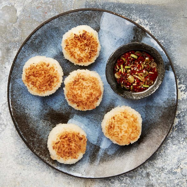 Sushi rice cakes with chilli dipping sauce