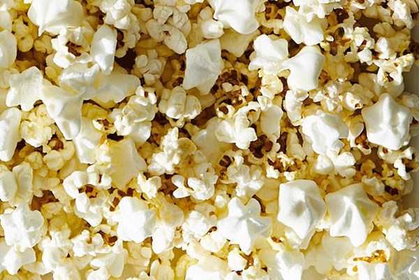 Sweet-and-salty popcorn with mini meringues 
