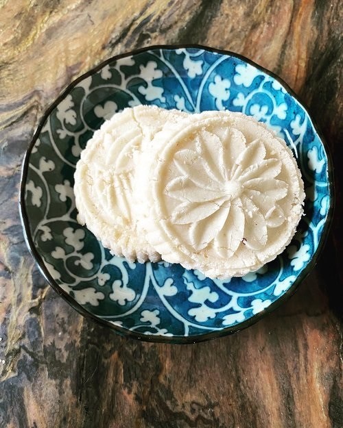 Sweet and savory rice nut crunchies (Chăomǐbǐng / 炒米餅)