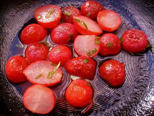 Sweet and sour braised radishes