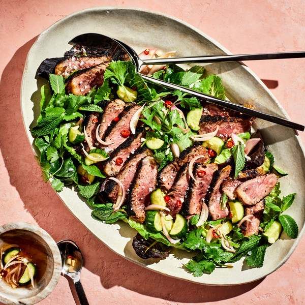 Sweet-and-sour cucumber dressing with curried steak 
