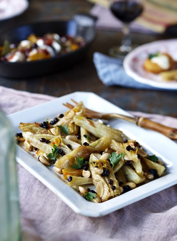 Sweet and sour fennel with currants and almonds