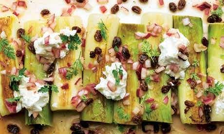 Sweet and sour leeks with goat's curd and currants