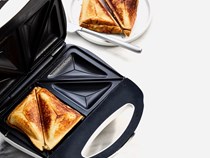 Sweet-and-sour smoky grilled cheese toastie