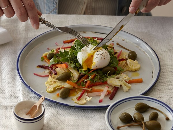 Sweet and sour vegetables with poached egg