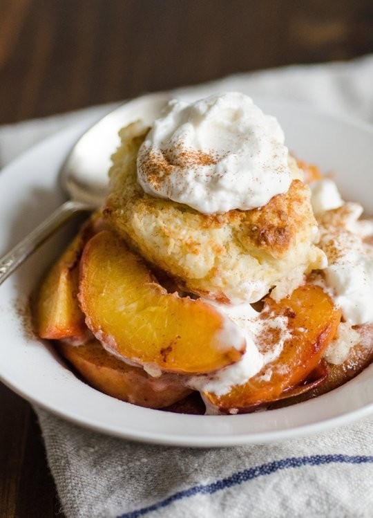 Sweet biscuits with roasted peaches