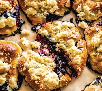 Sweet blueberry buns with streusel (Jagodzianki)