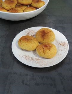 Sweet cheese buns (Almojábanas)