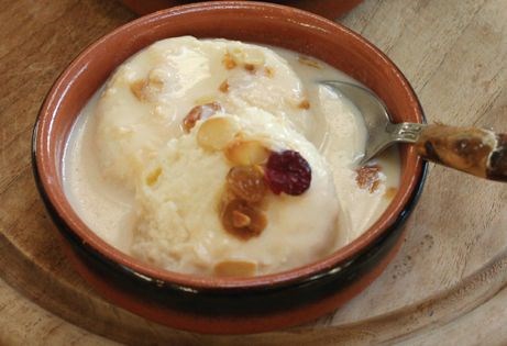 Sweet cheese disks in cream sauce (Rasmalai)