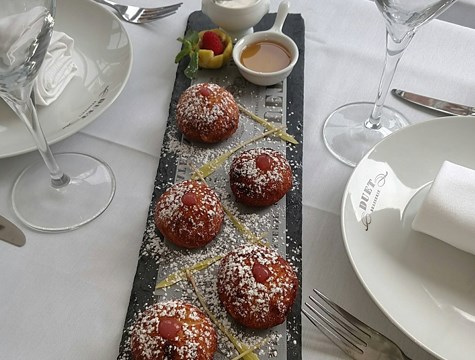 Sweet cheese fritters [Dmitry Rodov]