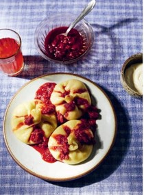 Sweet curd cheese manty with raspberry sauce