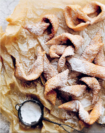 Sweet deep-fried pastry (Cenci)