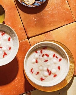 Sweet fermented rice soup (醪糟圆子)