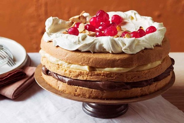 Sweet layered sponge cake (Pizza dolce)