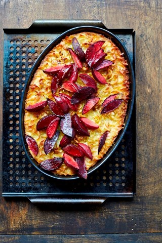 Sweet lokshen kugel with plums