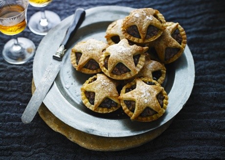 Sweet meat "mince pies" with raisins and rice