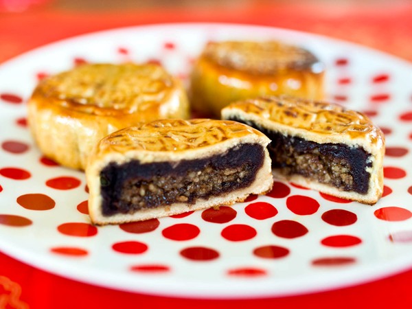 Sweet mooncakes with spiced walnut and red bean filling
