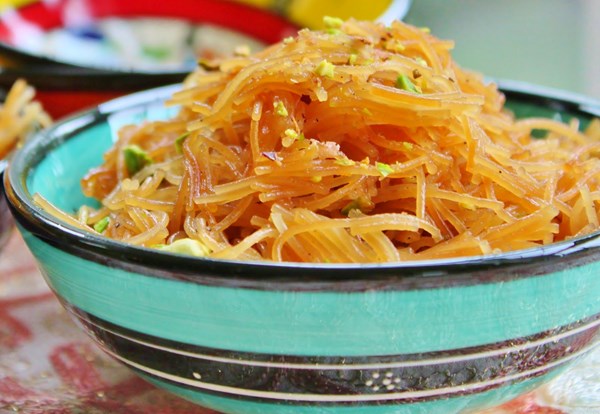 Sweet 'n' golden vermicelli noodles (Halawat sha'riyya)