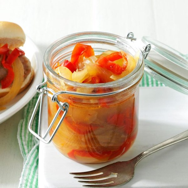 Sweet onion and red bell pepper topping