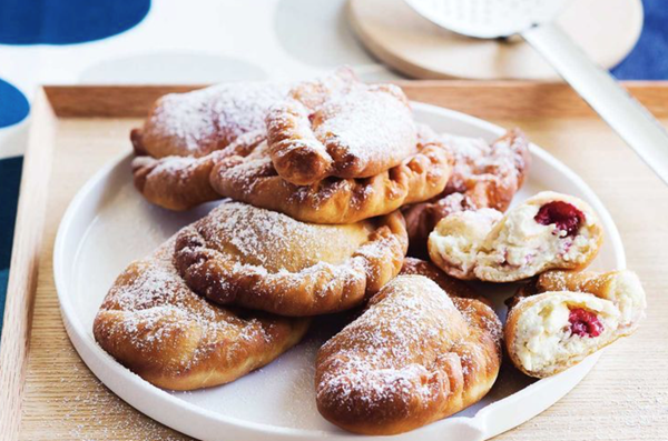 Sweet panzerotti with ricotta and raspberries