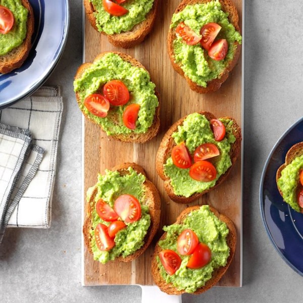 Sweet pea pesto crostini